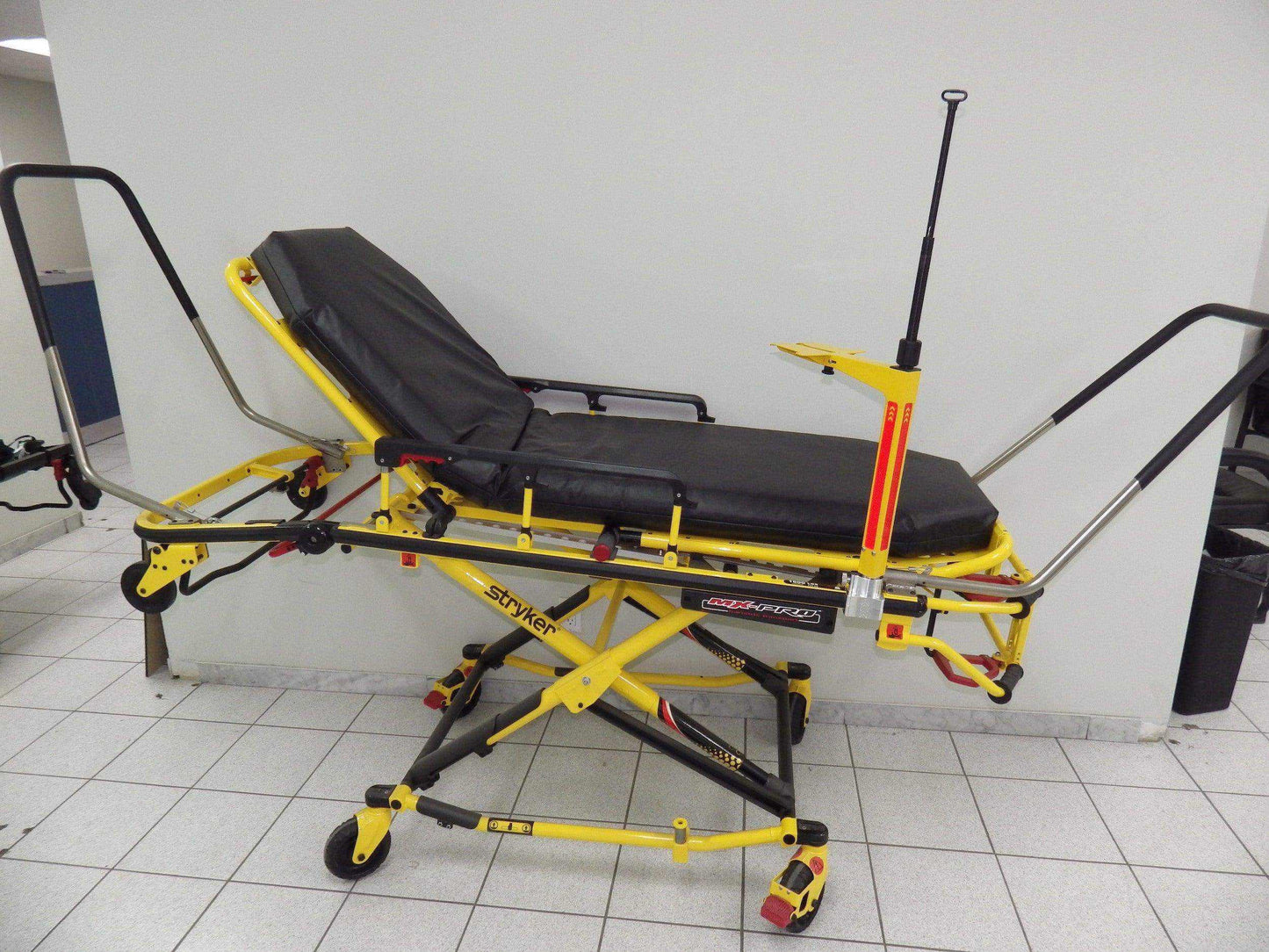 Defibrillator mounting block for Stryker® Bariatric/MX-PRO R3 by Rowland Emergency, providing secure mounting and easy access to defibrillators during patient transport.