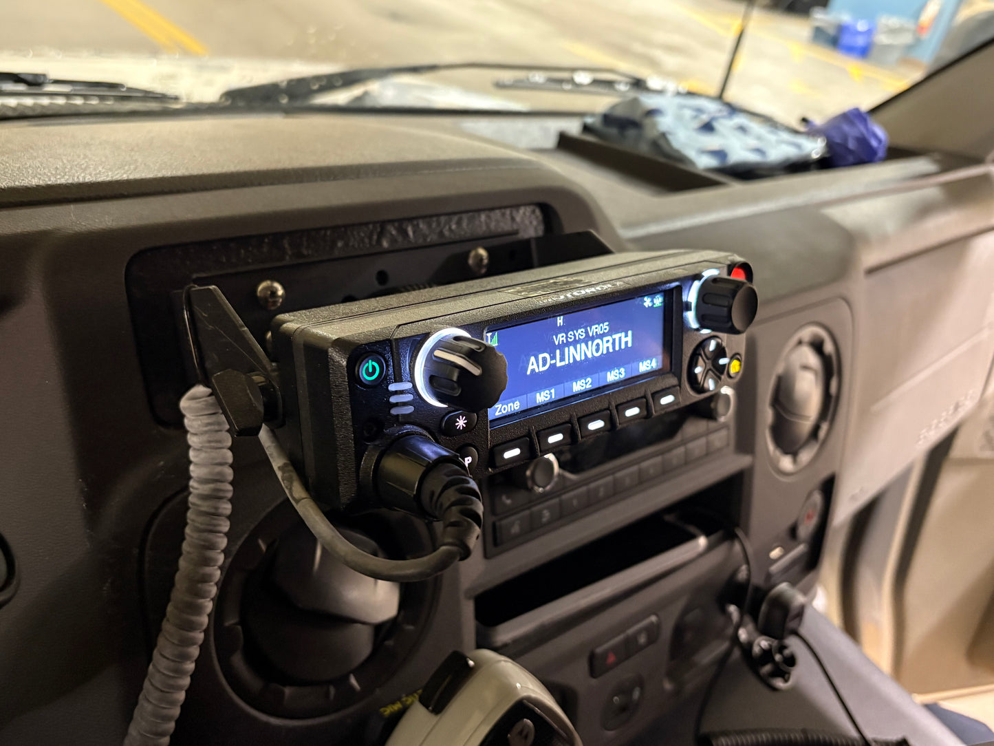 Radio mounted in the head bracket for a Motorola E5 in a Ford vehicle.