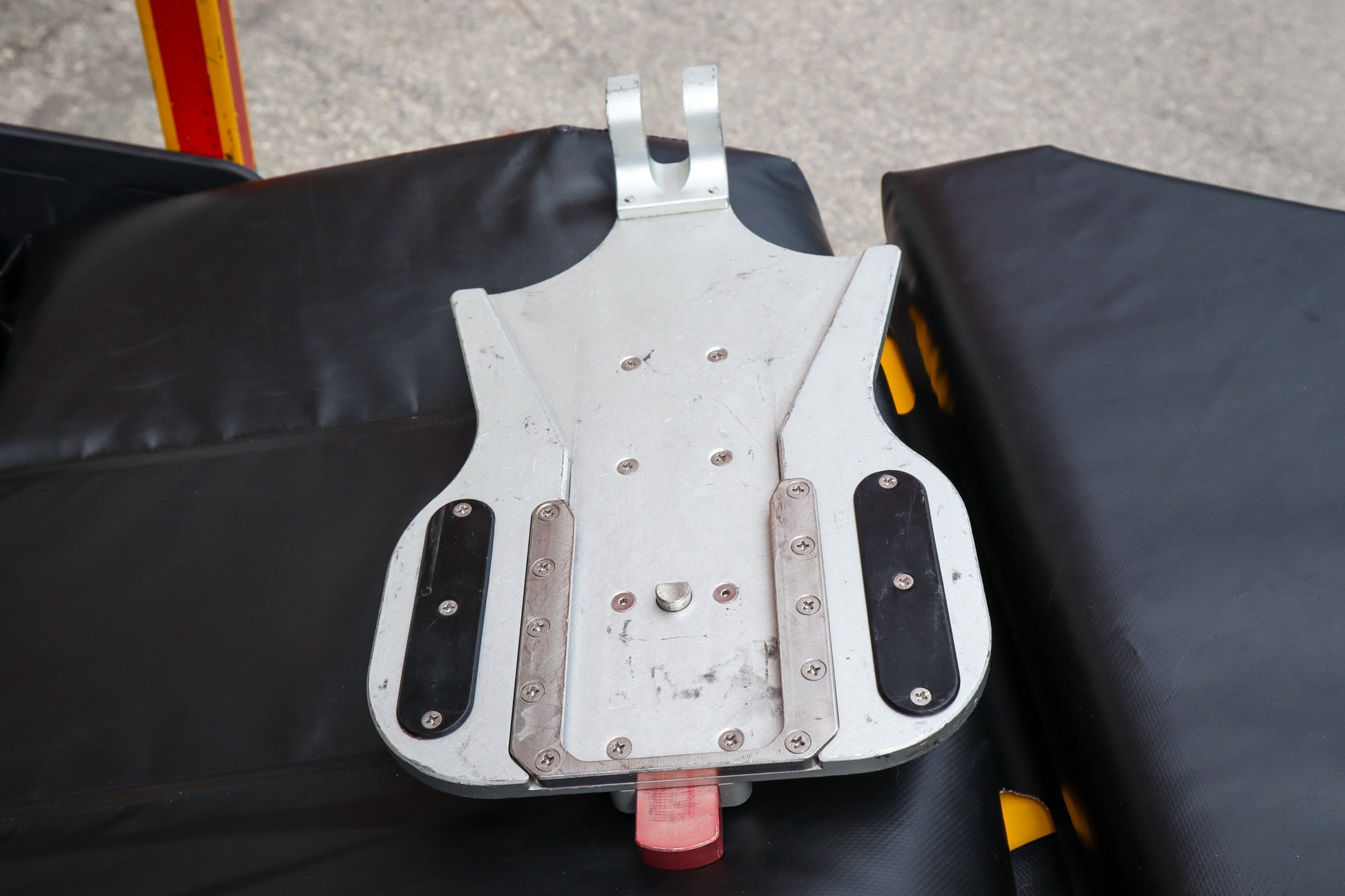 Close-up of a CardioHelp mounting system head, laying on the bed of a stretcher.
